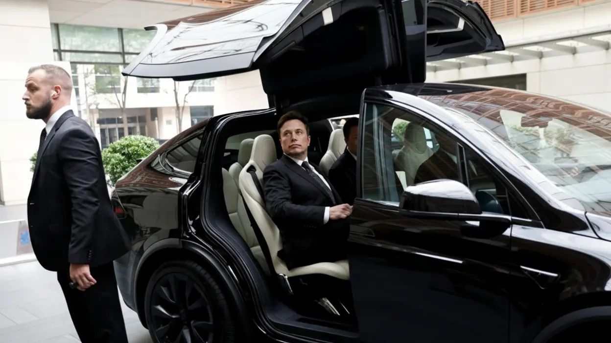 How much Elon Musk earns per hour